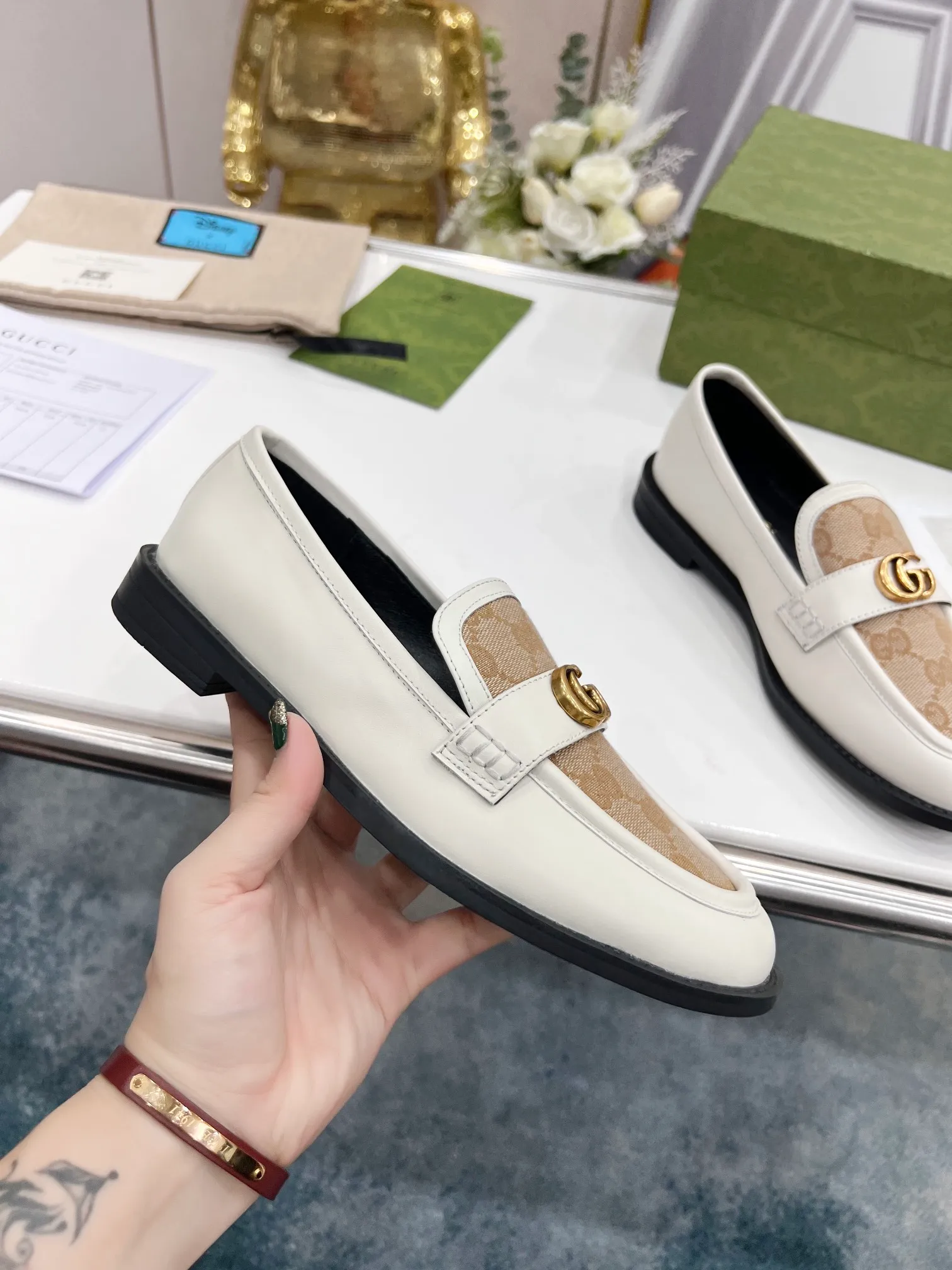 👟👟Ex-factory price 440👟👟 2022 new G family classic design loafers, made of V-shaped quilted effect leather, double G monogram evolved from Gucci, calf leather, mixed sheepskin lining, heel height 1.5 cm, original molded wear-resistant Tpu outsole. Code number 35-42,